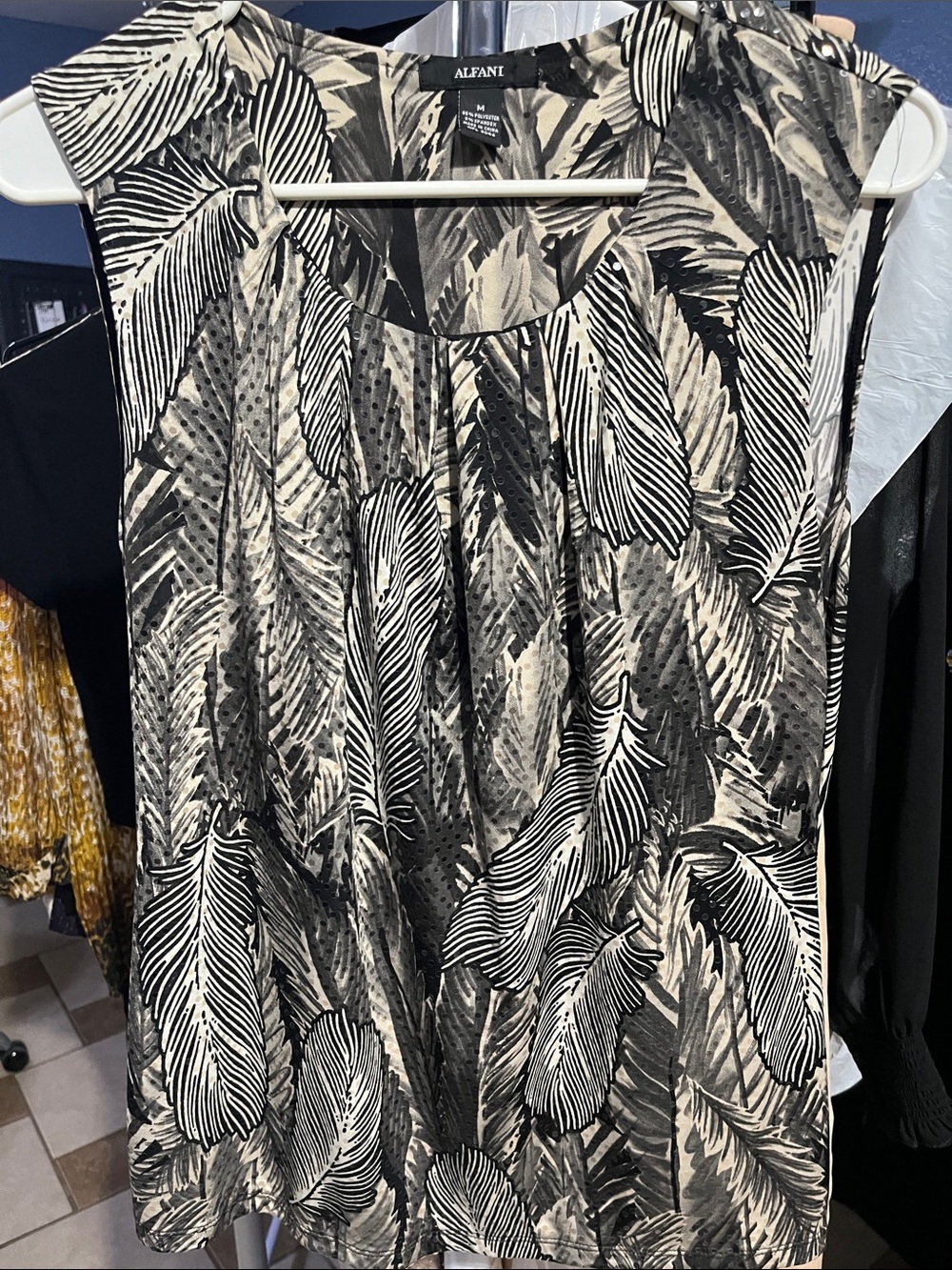 Alfani Black and Cream Feather-Print Sleeveless Camisole Top